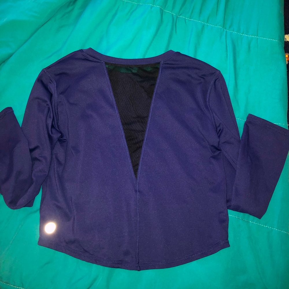 Athletic , long sleeve CROP top ! 💙